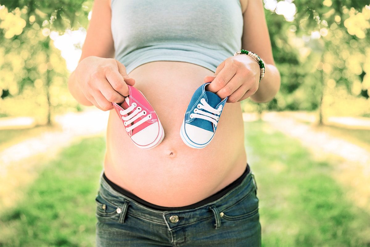 Nanosonics Bild einer Schwangeren mit zwei Babyschuhen vor dem Bauch Key Visual Ärzte-Flyer