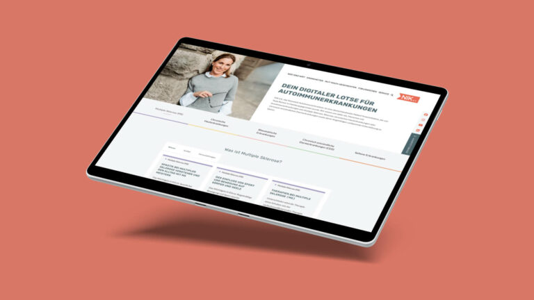 Tablet mit geöffnetem Webbrowser auf Gesundheitsinformationsseite vor rotem Hintergrund.