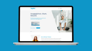 Laptop mit geöffneter Webseite, zeigt Frau im Schneidersitz und Produktinformationen.